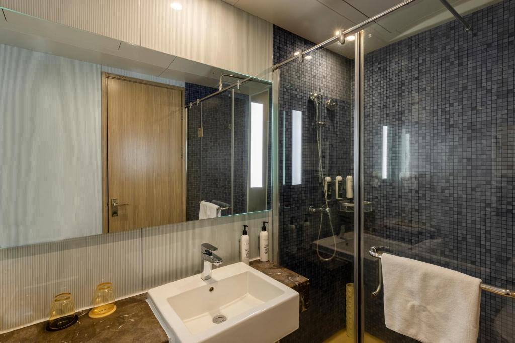 Wanda Yuehua Hotel bathroom